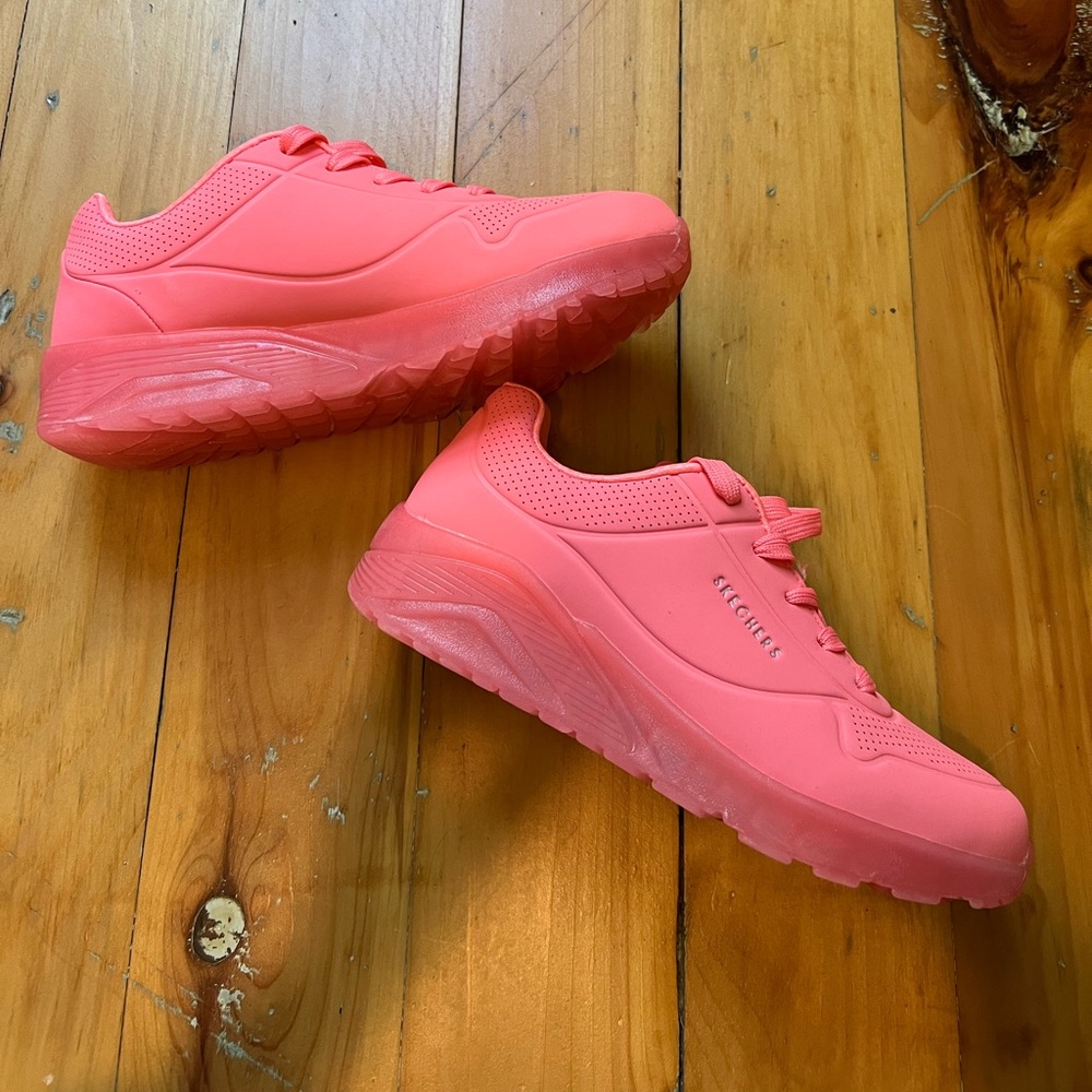 Brand new never worn sketchers sneakers size 6 kids, but fits like a 7-7.5 adult